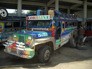 Auf einer Philippinen Reise kann der Jeepney schon einmal eine Panne haben